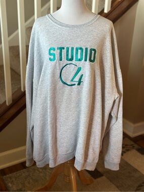 Studio 4 Heather Gray Graphic Sweatshirt - D1014